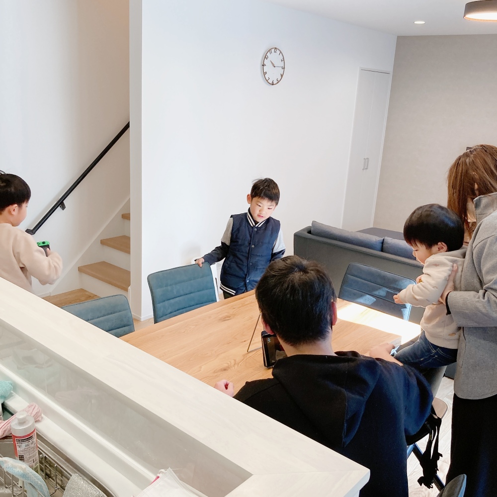 中庭でつながる箱型の家 スライダー画像 7