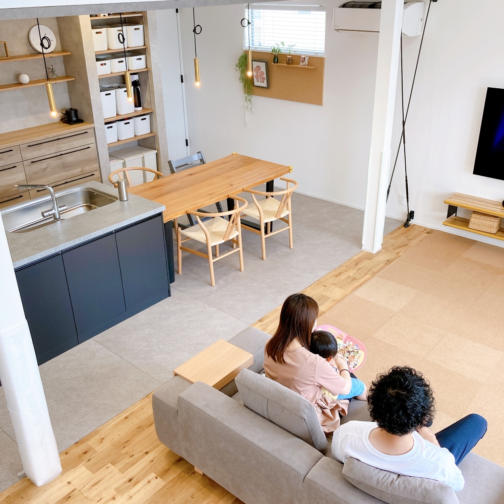 吹き抜けとオープンキッチンのある、ホッとする住まい スライダー画像 6