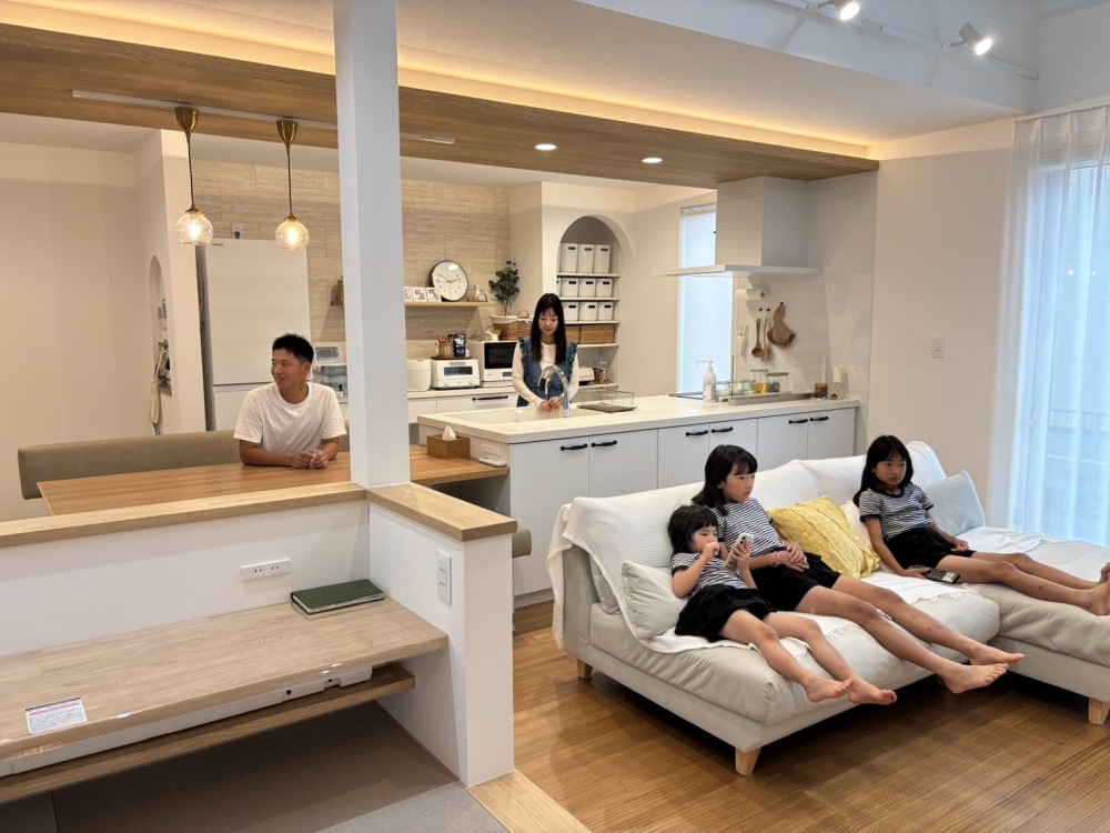 家族が自然と集まる開放的なリビングのある家