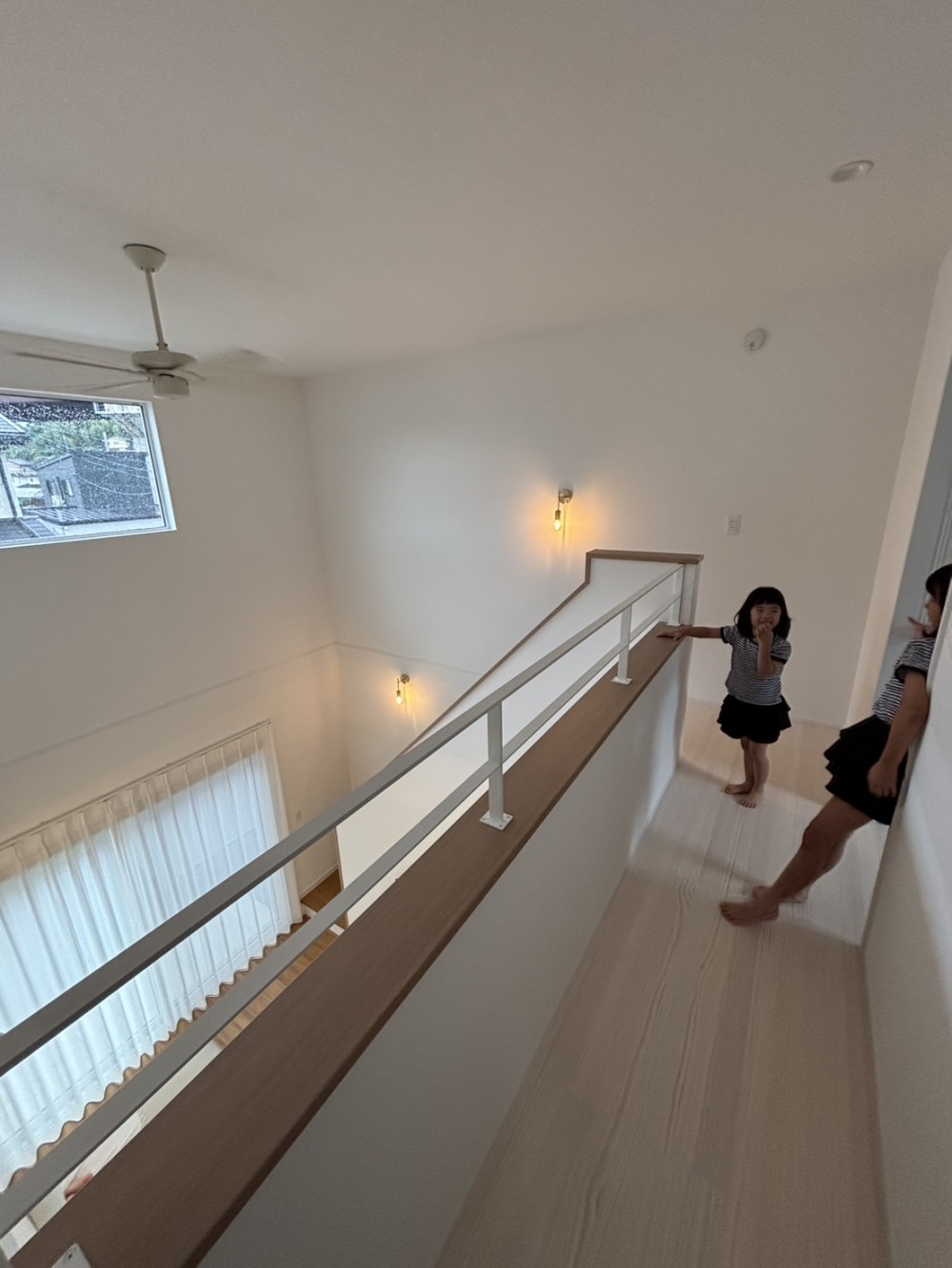 家族が自然と集まる開放的なリビングのある家 スライダー画像 5